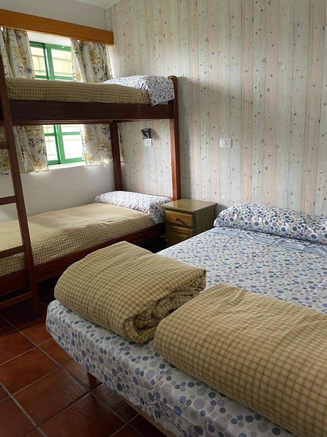 Foto 2 von 13: Twin Room with Private Bathroom