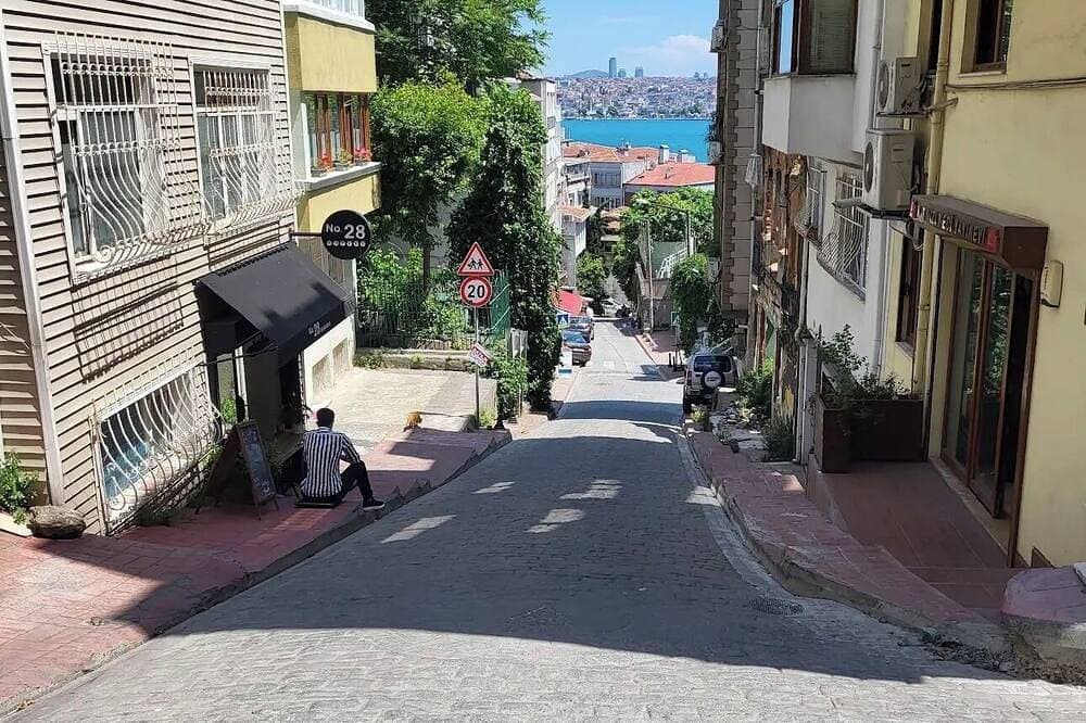 Foto 8 von 19: Bosphorus View Duplex in Central Istanbul  2Br  Sleeps 6
