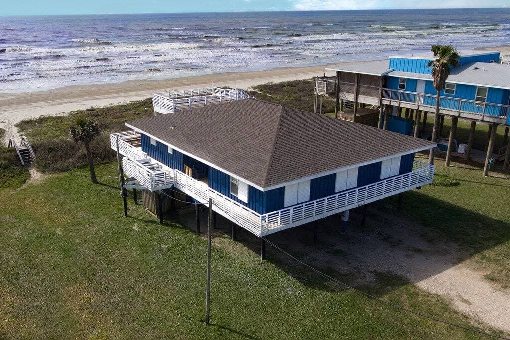Foto 2 von 44: \"RightOnTheBeachVR\" Front Row Jamaica Beach 4Br / 3bth, atemberaubende Aussichten, riesige Decks