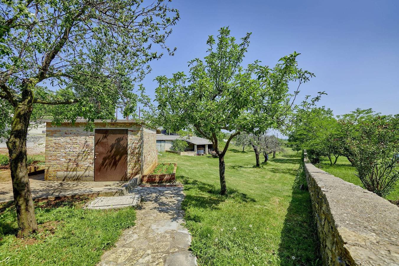 Foto 6 von 24: Ferienhaus Orihi * 2000 m2 eingezäunter Garten, überdachte Terrasse