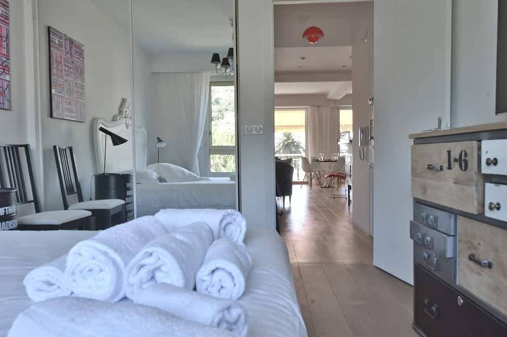 Foto 4 von 16: 1-Br Apartment, Sea View, Steps from Beaches