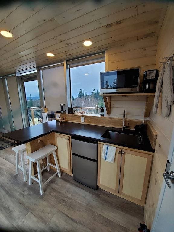 Foto 4 von 8: Eagles Nest Converted Shipping Container at Sally's Brook Wilderness Cabins
