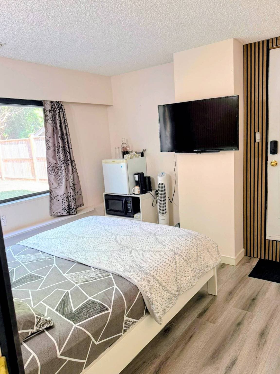 Foto 4 von 12: Gemütliches privates Zimmer mit angeschlossenem Waschraum Eigener Eingang Flexibler Check-In