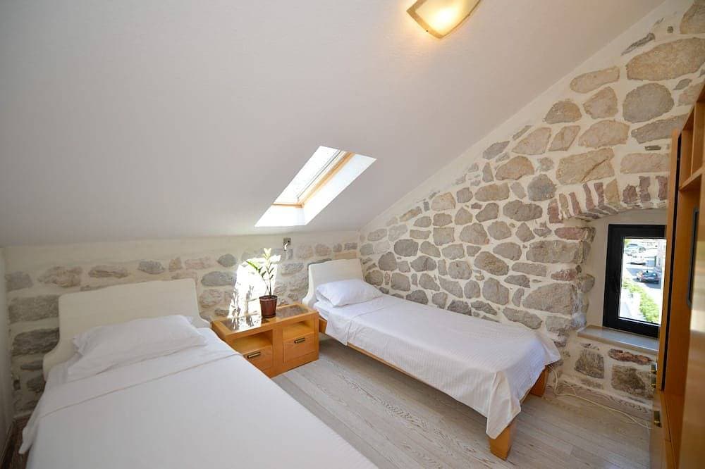 Foto 6 von 28: Waterfront Stone Home with Private Terrace & Direct Sea Access