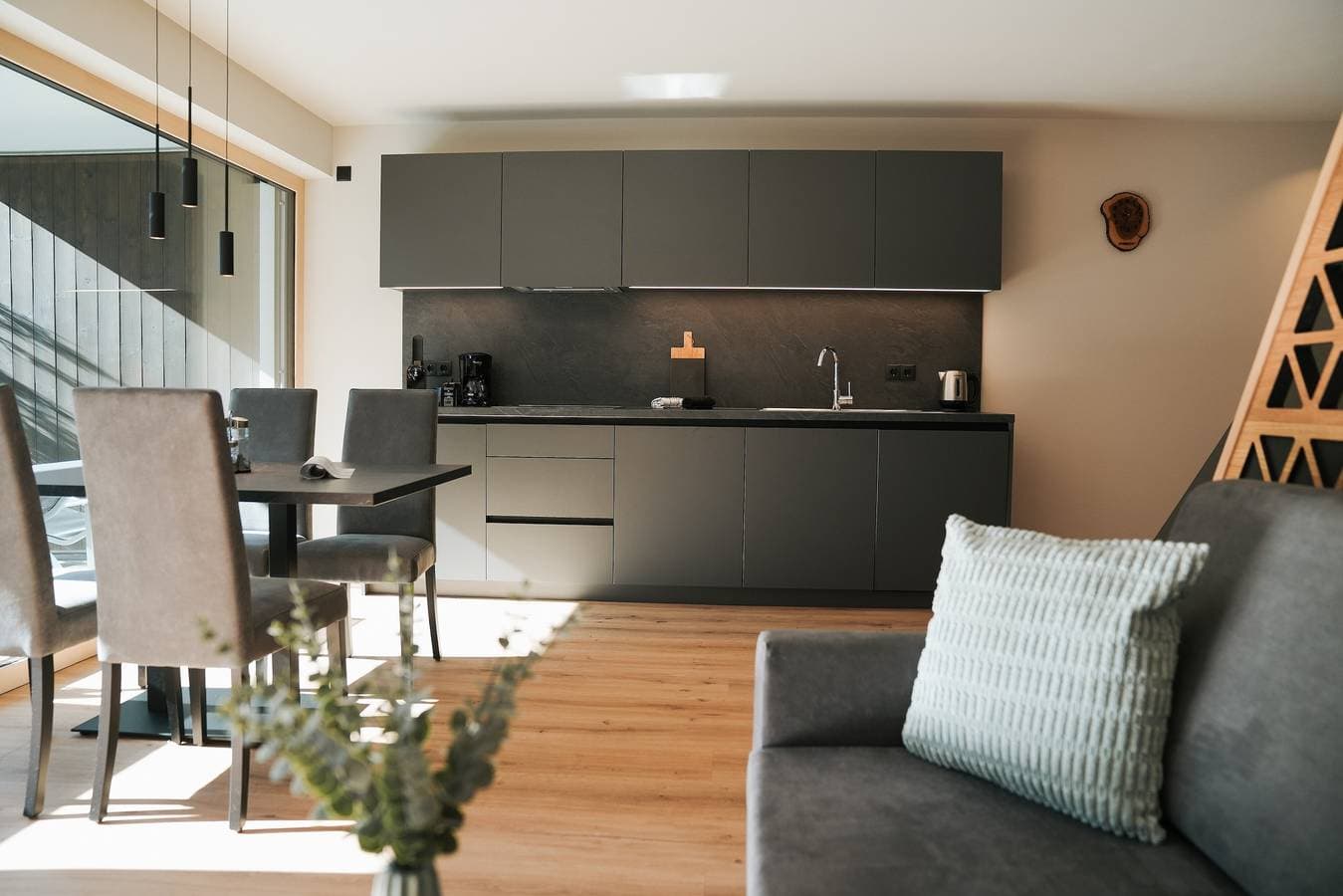 Foto 4 von 45: Einzimmerapartment 'Garden Lodge Exclusive One' mit Bergblick, privater Terrasse und WLAN