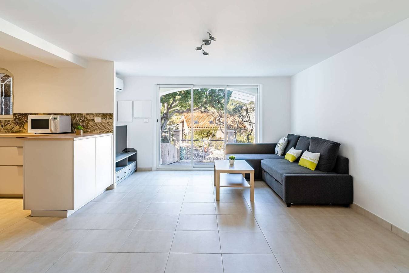 Foto 4 von 18: Untere Villa renoviert, Klimaanlage und Terrasse mit Meerblick