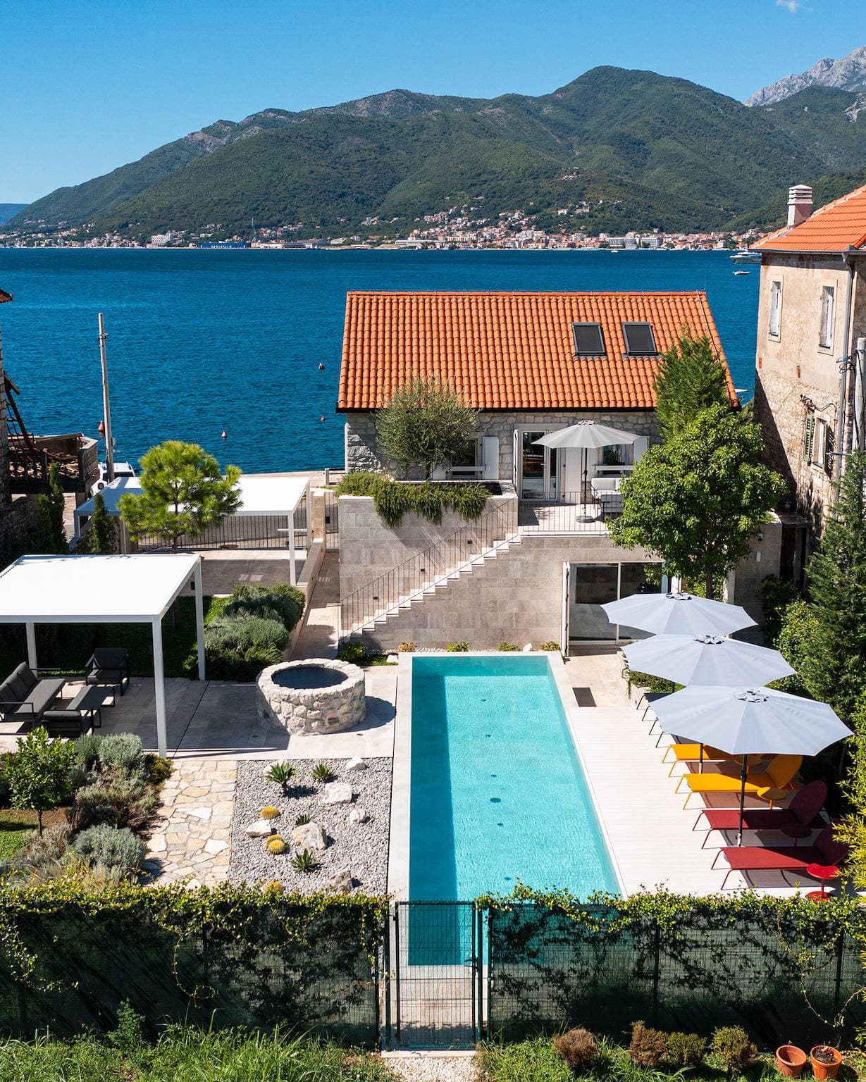 Foto 3 von 89: Villa Lastva ist eine Fünf-Sterne-Luxusvilla am Meer mit privatem Pool