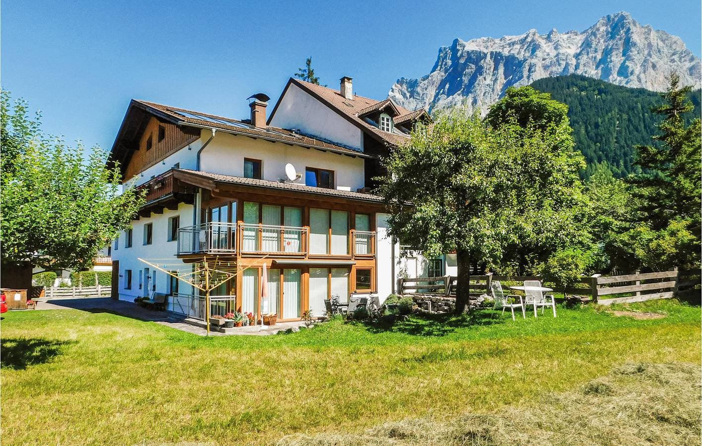 Wohnung mit Bergblick, Parkplatz und Terrasse 1