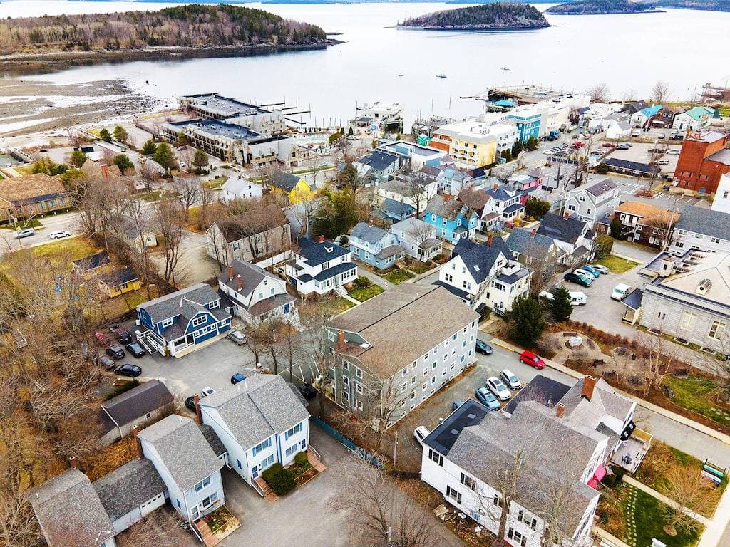 Foto 9 von 21: Renovated downtown Bar Harbor apartment, park and walk to shops and restaurants.