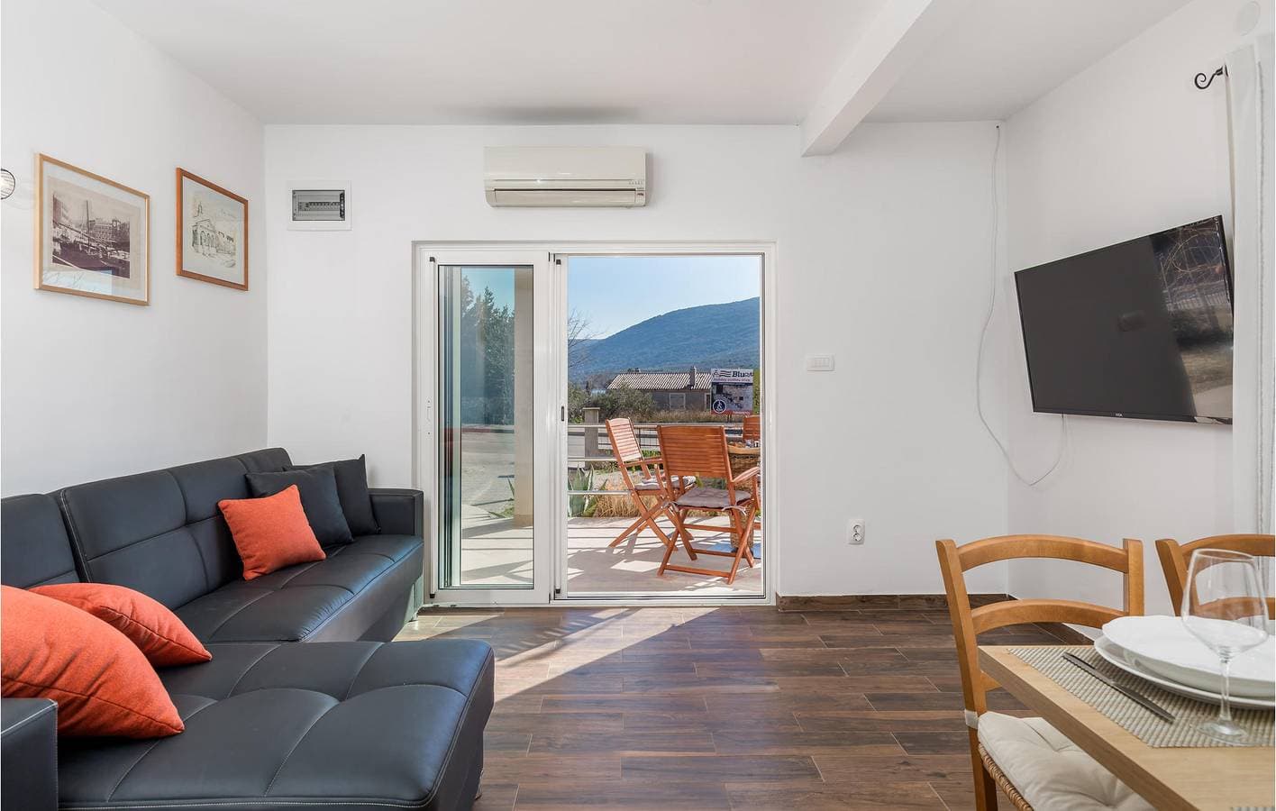 Foto 3 von 26: Gemütliche Ferienwohnung mit Terrasse in der Nähe eines Bistros und der Küste in Cres