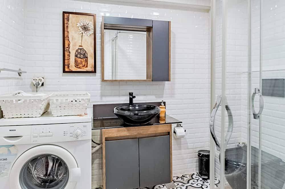 Foto 4 von 15: Cozy Central Flat w/Netflix & Elevator Near Metro 2 minute walking distance