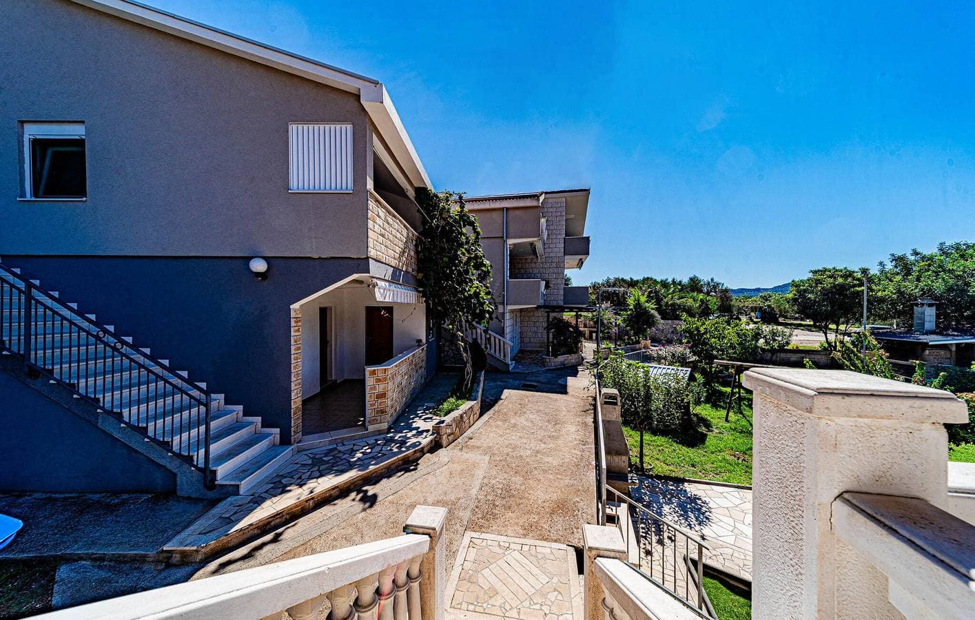 Gemütliche Ferienwohnung mit Terrasse, WLAN und Parkplatz in der Nähe des Strandes Tri Žala 1