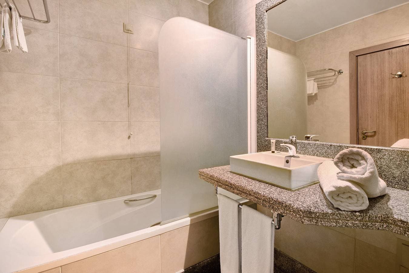 Foto 10 von 16: Apartment 'Dfm Happy Days D - Funchal' mit Balkon, WLAN und Klimaanlage
