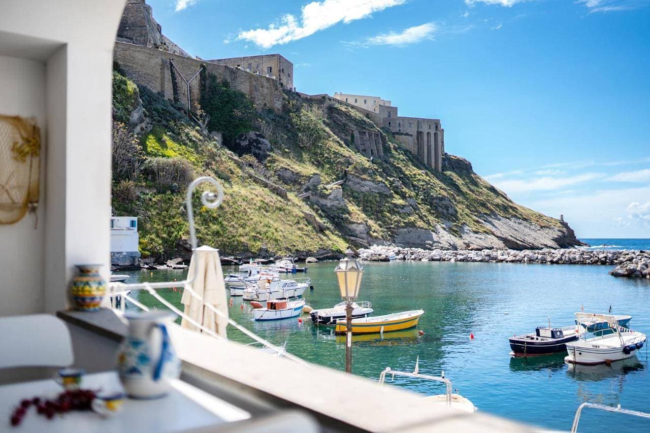 Casa Cinzia in Marina di Corricella 1