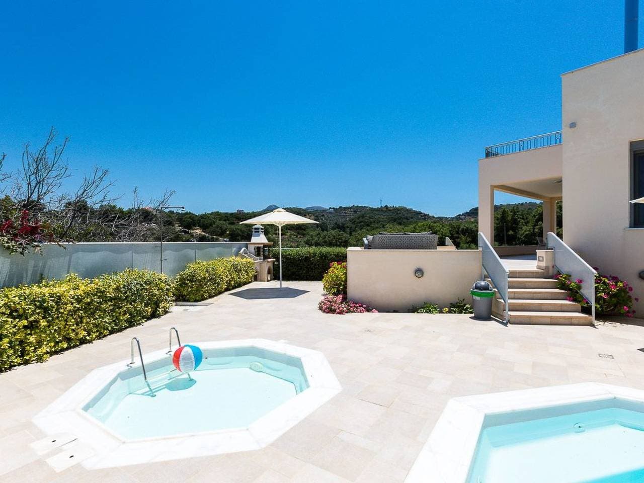 Foto 4 von 49: Deluxe Villa Ianthos - Whirlpool im Freien, Kinderpool