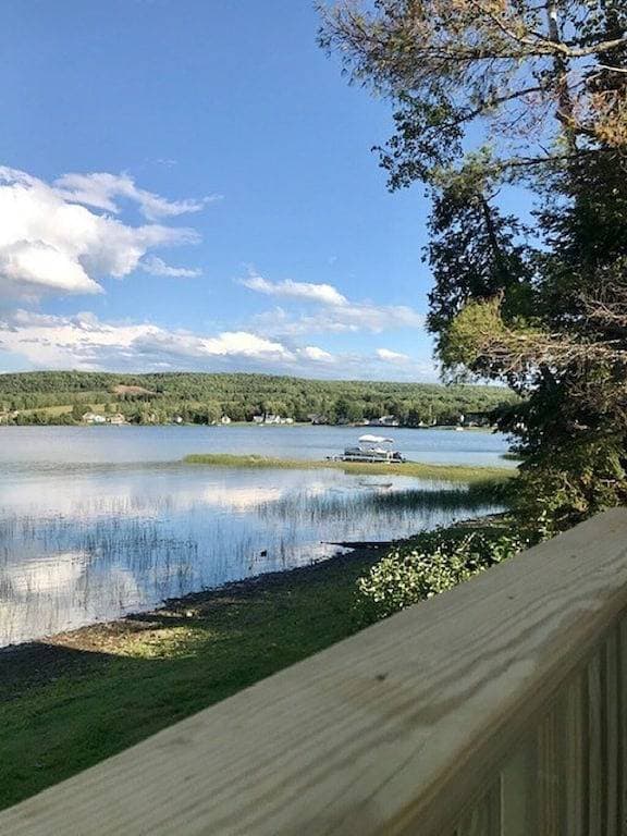 Foto 5 von 19: Direkter Zugang zum Wanderweg - L & R Seeufervermietungen mit diesem schönen Camp am Long Lake