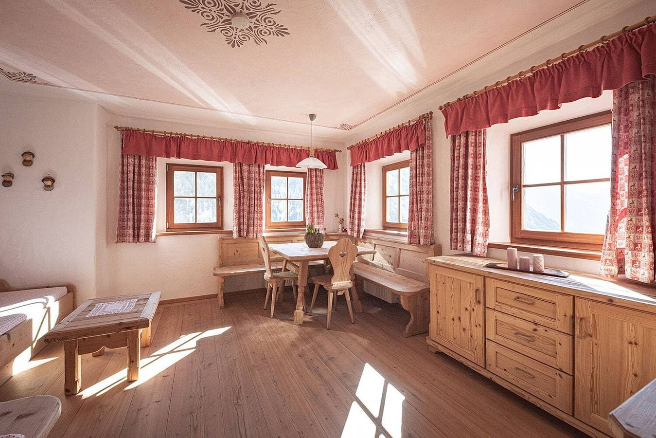 Foto 2 von 10: Ferienwohnung "Alpenrose" mit Bergblick, privater Terrasse und WLAN