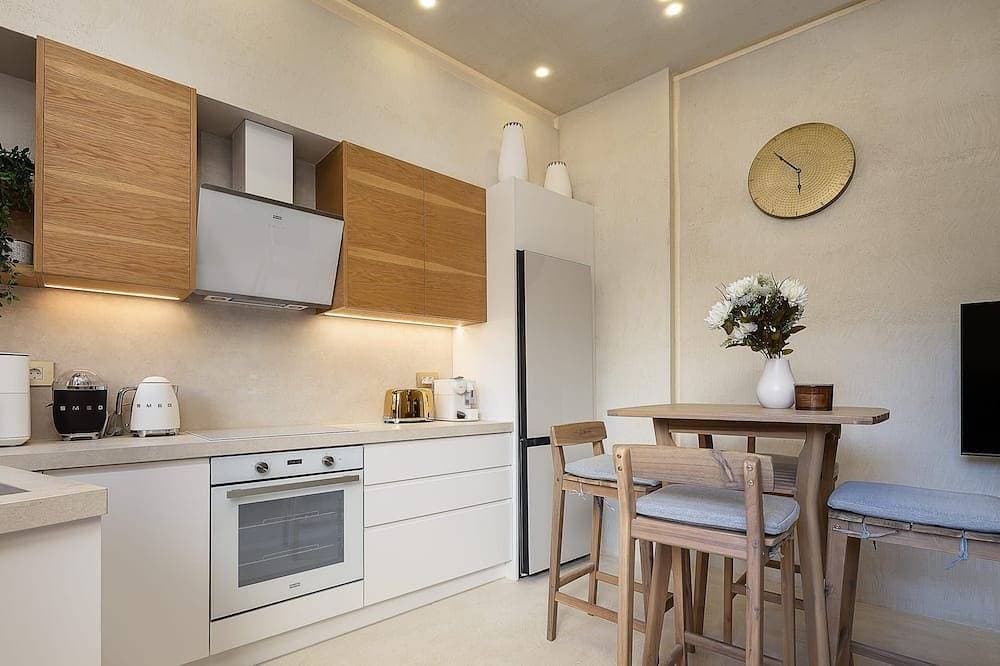 Giagias Suite, Suite 1