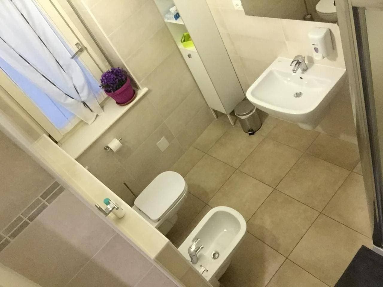 Foto 10 von 15: Basic Triple Room with Shared Bathroom