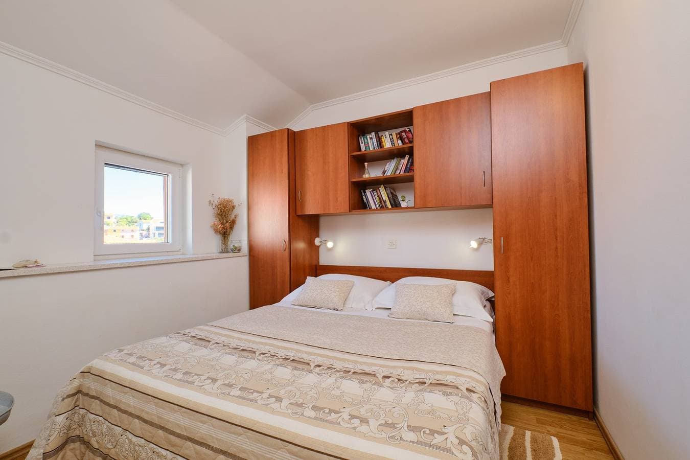 Foto 6 von 22: Das Apartment Jasmina 1 befindet sich in ruhiger Lage in Mali Lošinj. Es ist ideal für zwei Personen und besteht aus einem Schlafzimmer, einem Badezimmer, einem Wohnzimmer, einem Esszimmer und einer Küche. Es verfügt außerdem über eine Terrasse und einen Parkplatz vor dem Gebäude.