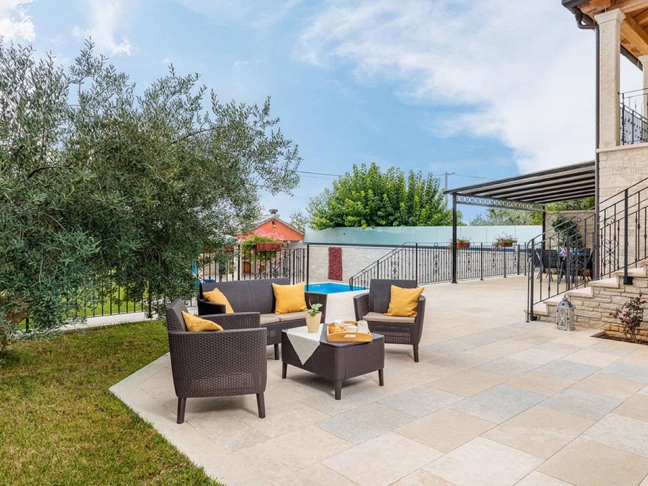 Foto 11 von 40: Stilvolle Villa mit Swimmingpool und Garten
