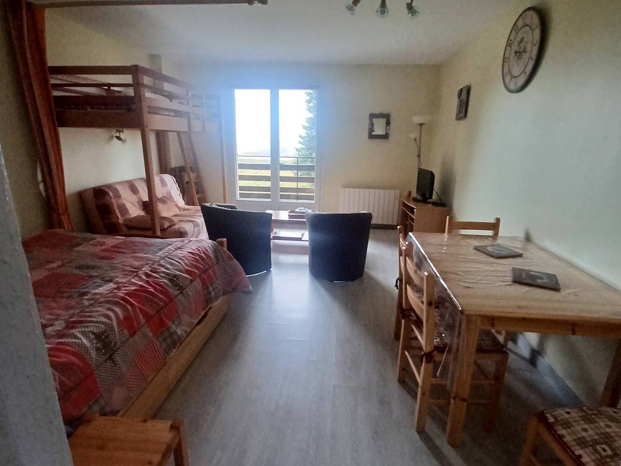 Foto 8 von 15: Studio in Besse-et-Saint-Anastaise mit Parkplatz und Blick auf die Cantal-Berge