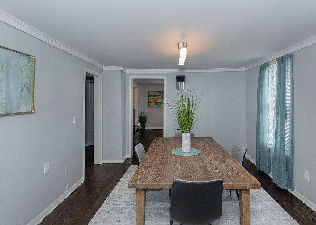 Foto 5 von 13: Great Location Great Value! 4 bedroom 2 full bath home in East Village