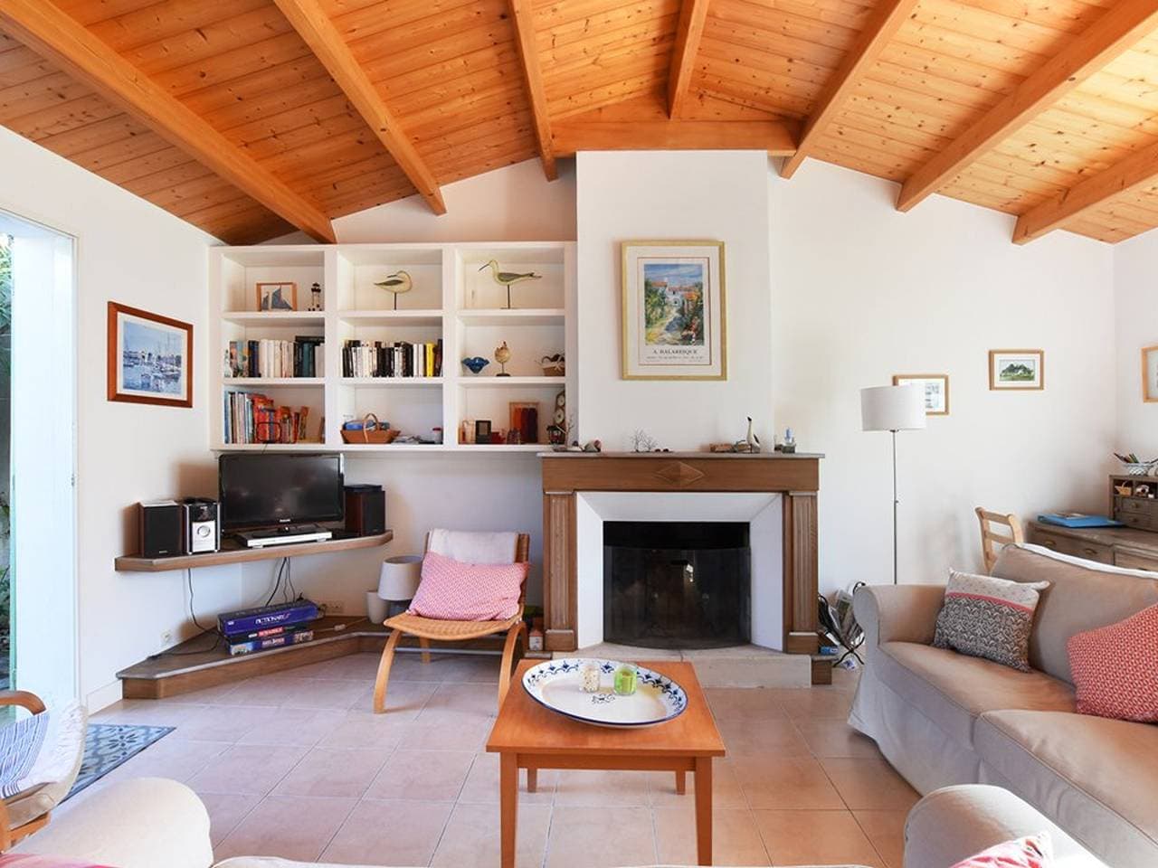 Foto 5 von 17: Charmante Maison avec Terrasse Ombragée, Proche Port, Wi-Fi Gratis, Cheminée, Stationnement à Proximité