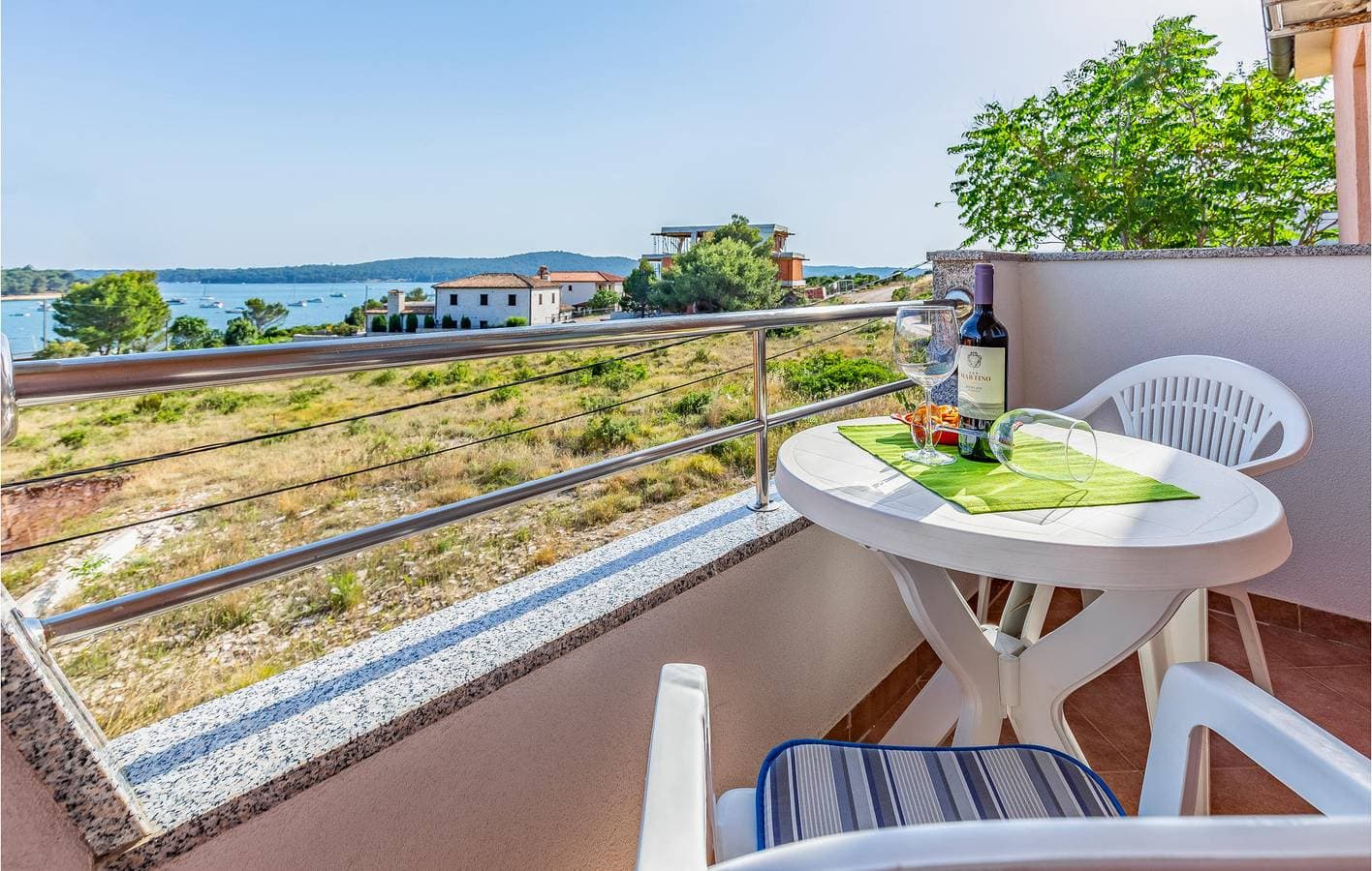 Foto 5 von 41: Apartment am Meer mit Terrasse, WLAN und Parkplatz in der Nähe des Strandes Bijeca