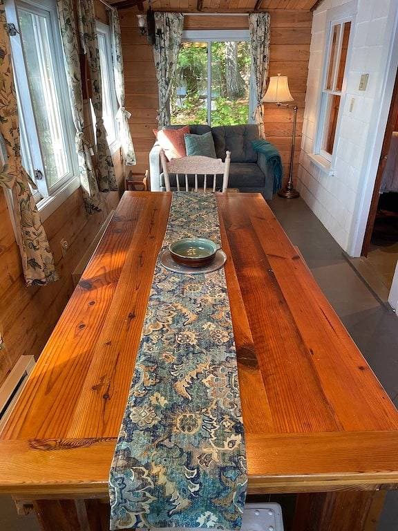 Foto 12 von 32: Cozy 100-year-old Maine camp, steps to Little Sebago Lake