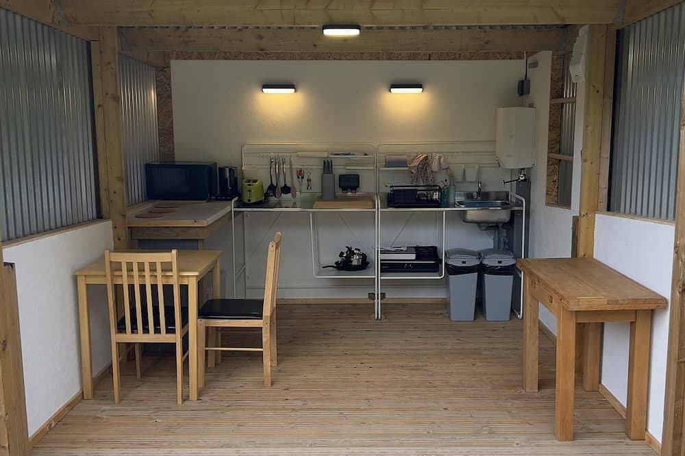 Foto 8 von 10: Luxury Shepherds Hut, W/large Garden, Firepit, & Wi-fi @ Cedar Gables Campsite