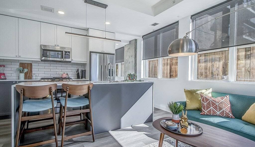 Foto 12 von 49: Vibrant & Modern Condo with Patio near Lrt