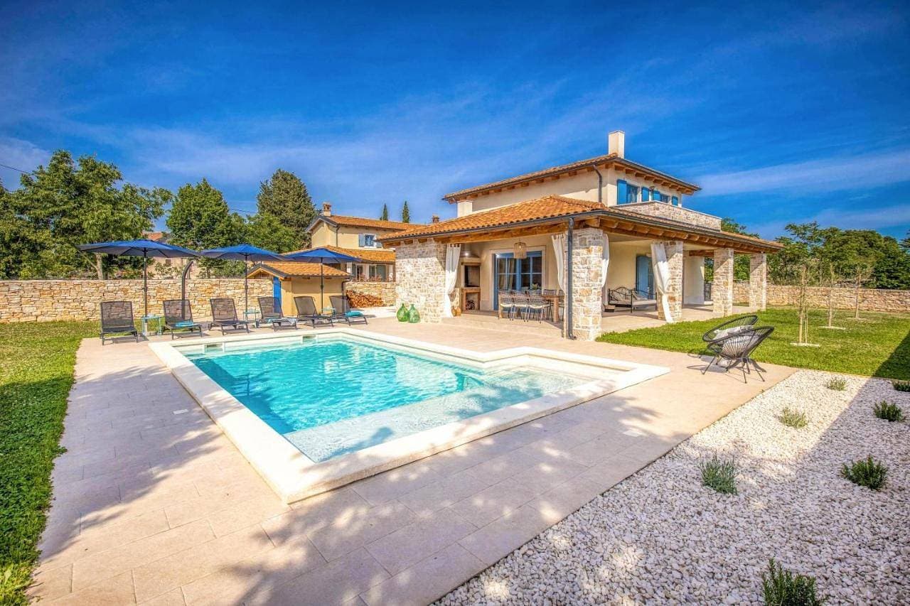 Foto 2 von 5: Villa with Private Pool