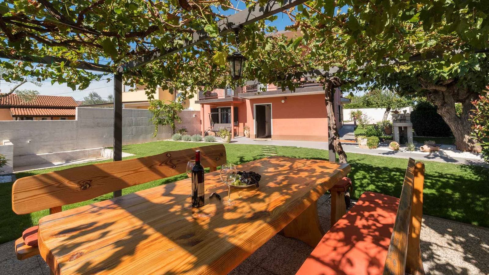 Foto 3 von 35: Villa mit Swimmingpool und Grill