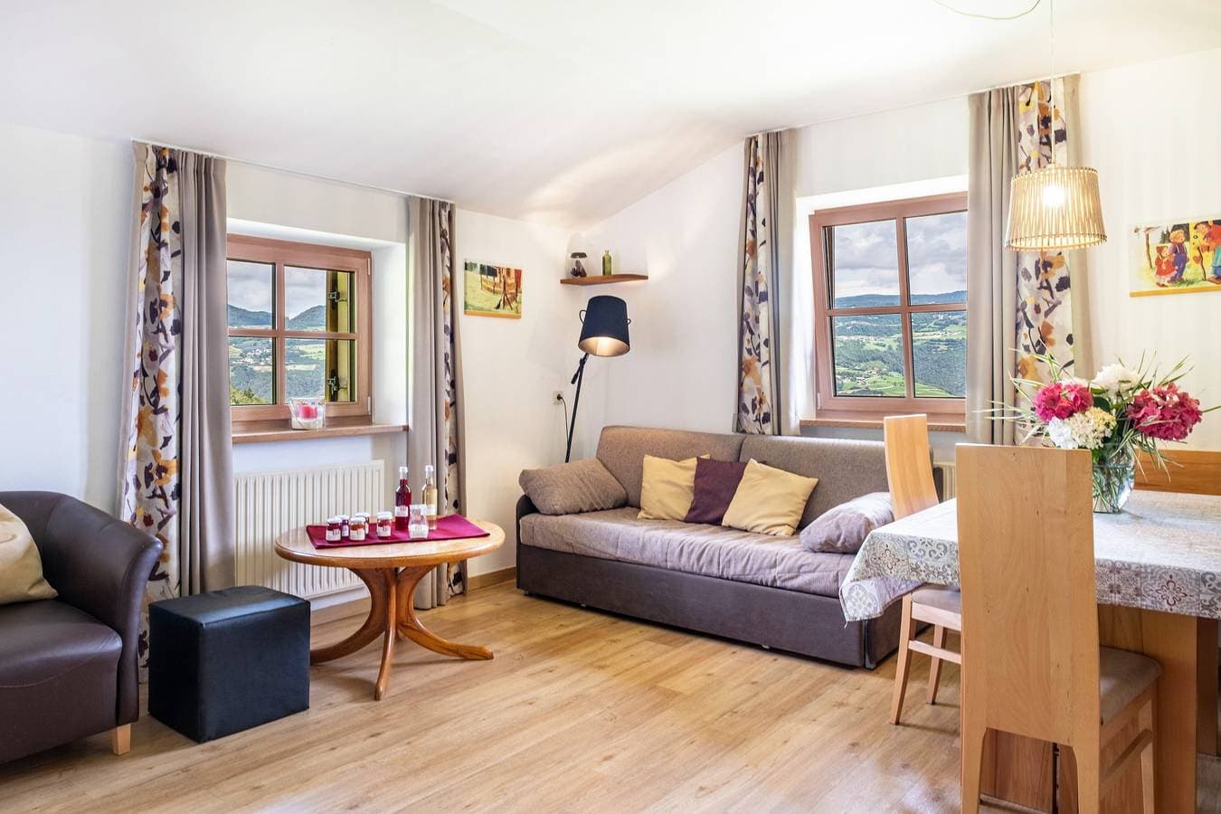 Foto 12 von 45: Ferienwohnung "Schlosshof Hänsel und Gretel" mit Bergblick, Balkonen und WLAN