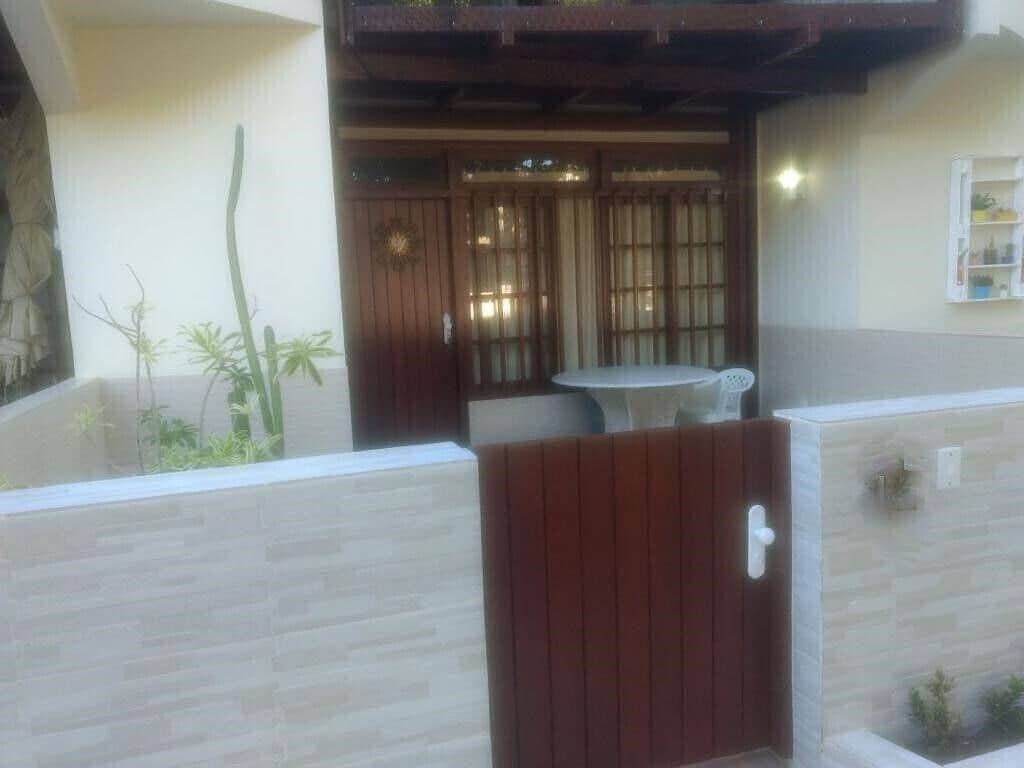 Foto 11 von 19: Haus mit Füßen im Sand, Flamengo Strand