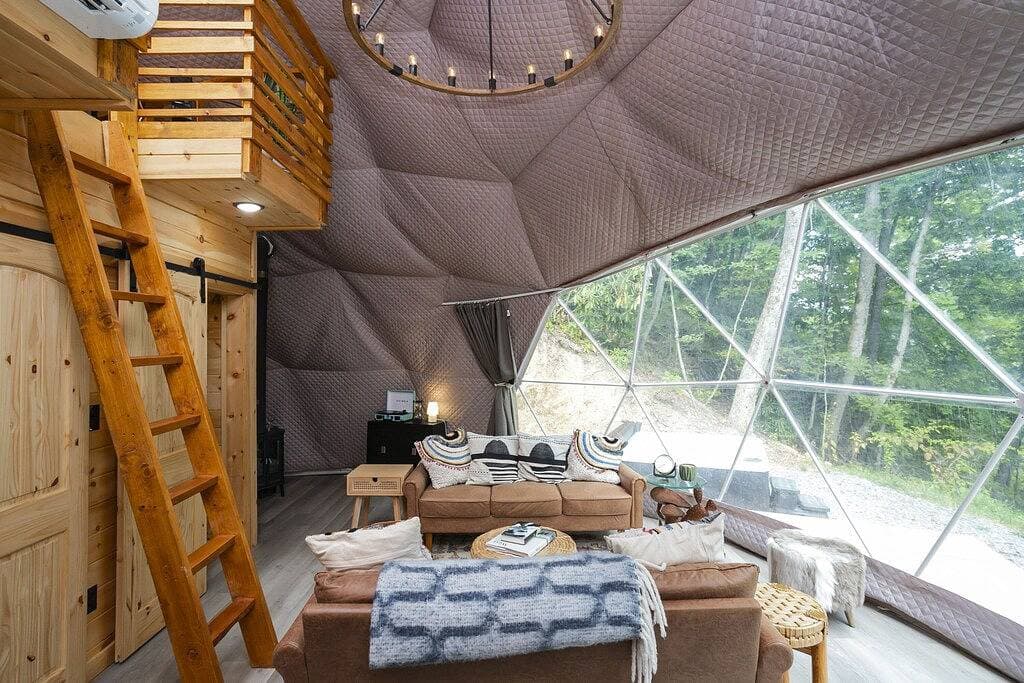 Foto 3 von 49: ➡️🛣️ Further up the Road Large Glamping Dome with Hot Tub, Fire Pit and Grill