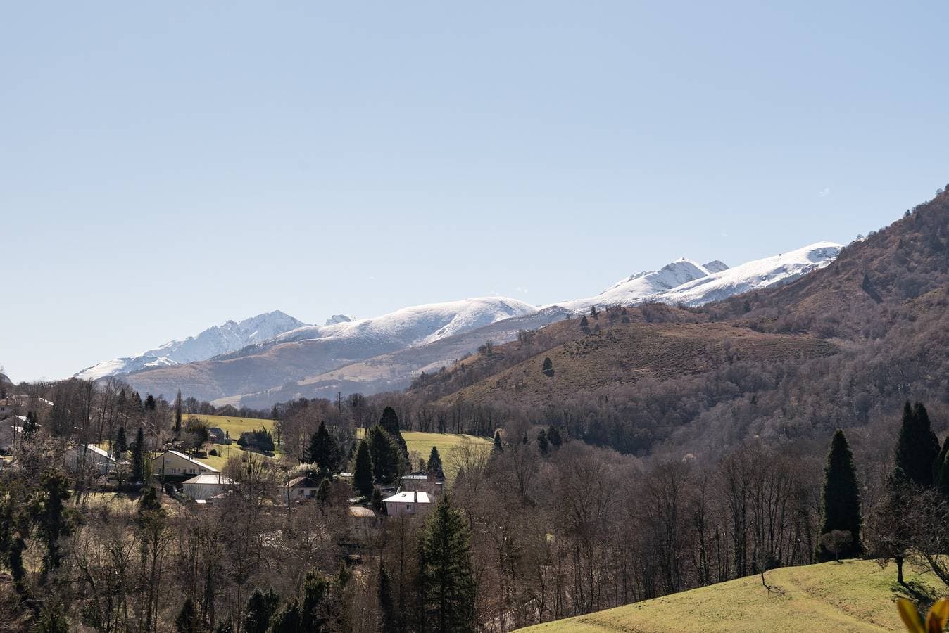 Foto 5 von 24: Panorama-Chalet in Bagnères-de-Bigorre Blick auf den Pic du Midi Garten und Privatparkplatz