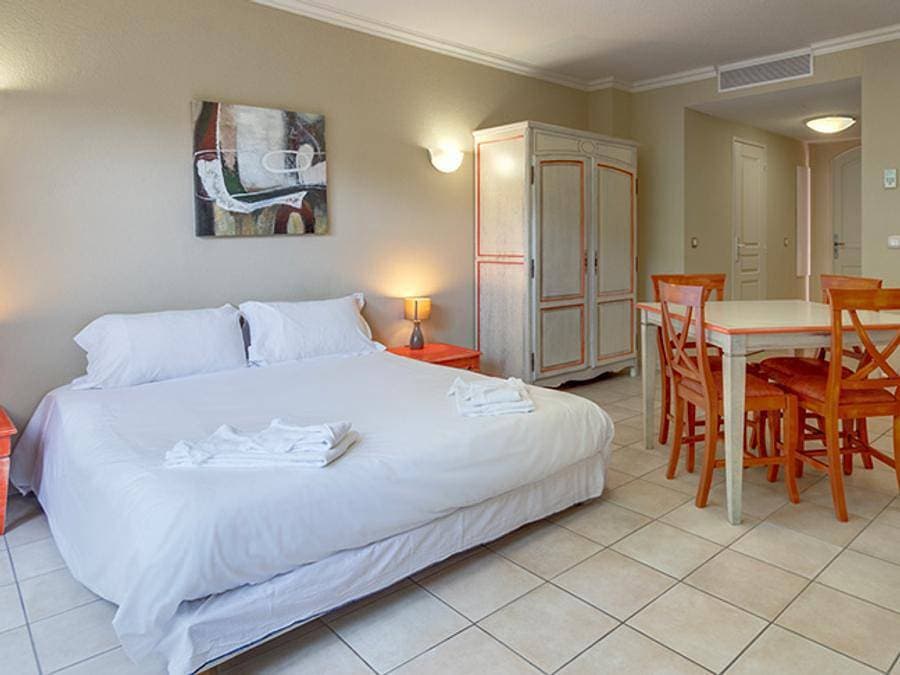 Foto 3 von 23: Résidence Le Domaine de Camiole - Vacancéole - Studio 2 personen - 15 bis 21 m²
