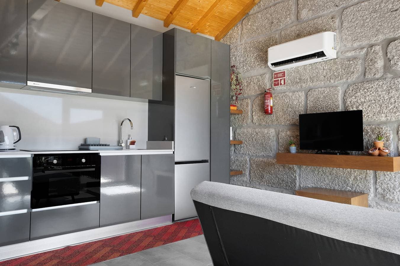 Foto 12 von 48: Landhaus Carvoeiras 'Casa T1' mit Seeblick, Wi-Fi und Klimaanlage