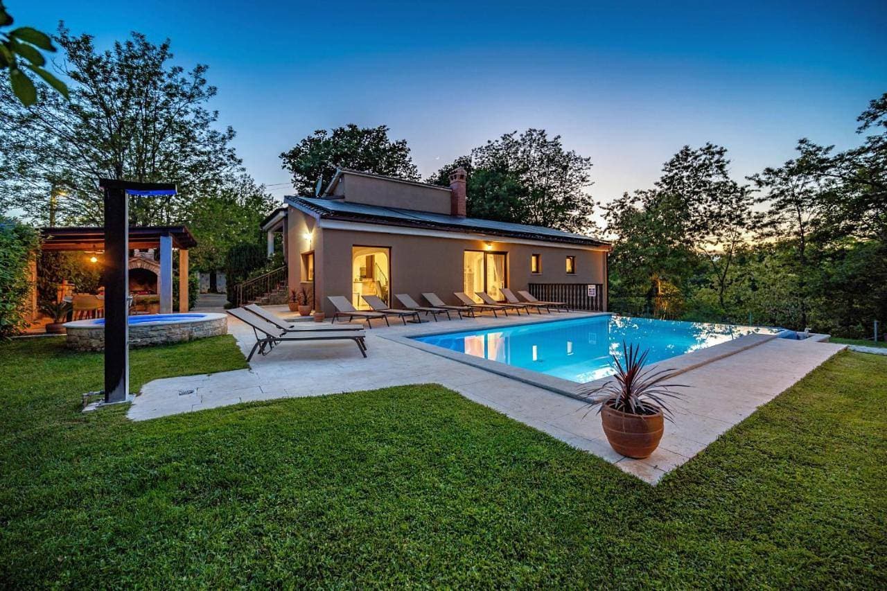 Foto 2 von 5: Villa with Private Pool