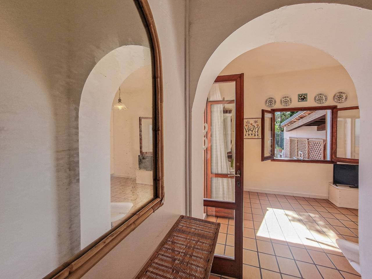 Foto 10 von 25: Ferienwohnung 'Trilocale Maestrale Beach' mit Meerblick, privater Terrasse & Klimaanlage
