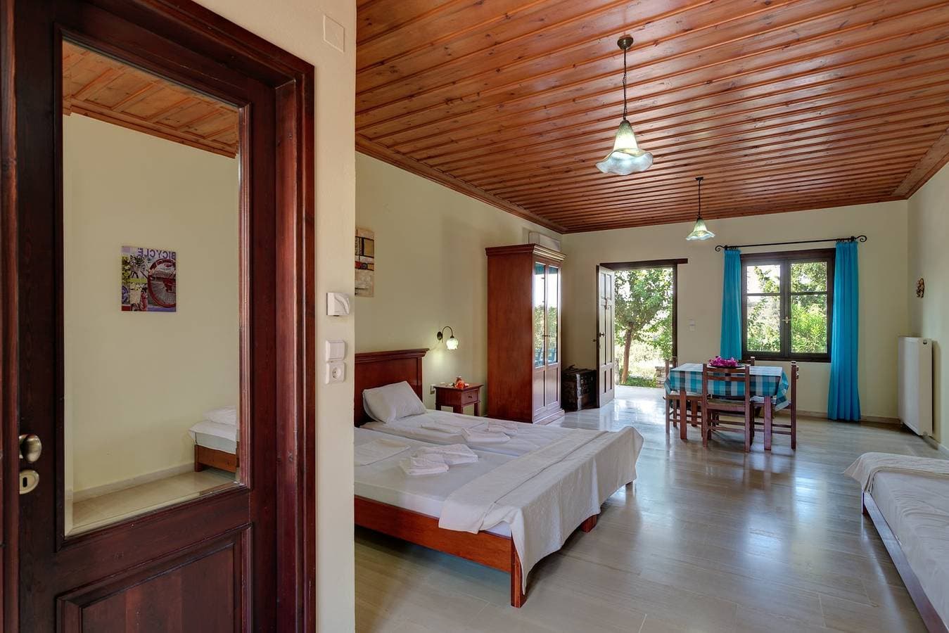 Foto 12 von 22: Heliopetra studios, small village near beaches