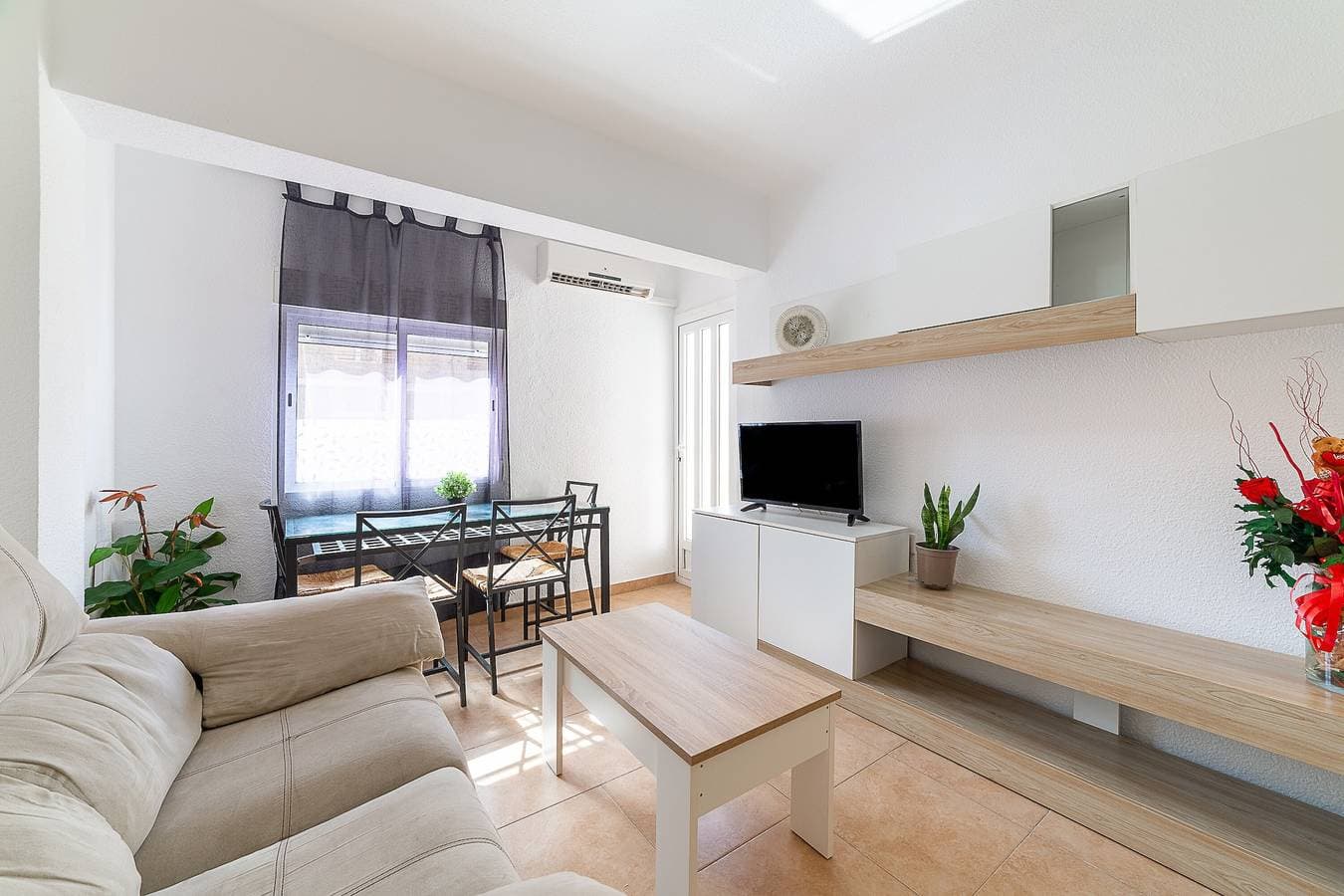 Foto 4 von 27: Wohnung in El Zapillo: Meerblick, WLAN, Klimaanlage im Wohnzimmer, Deckenventilatoren