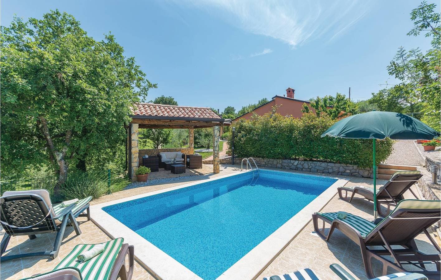 Foto 9 von 35: Geräumige 130 m² große Wohnung mit Pool, WLAN und Parkplatz in der Nähe von Sehenswürdigkeiten