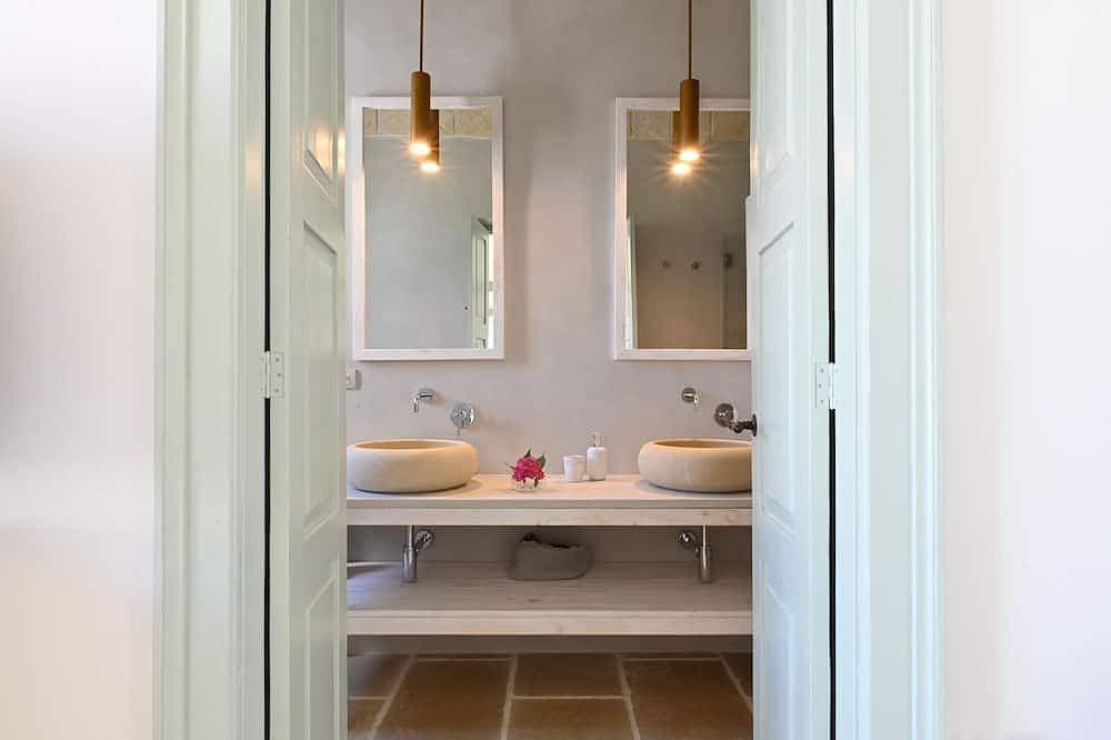 Foto 9 von 30: 5 Schlafzimmer Masseria mit beheiztem Infinity-Pool und weitläufigem Olivenhain