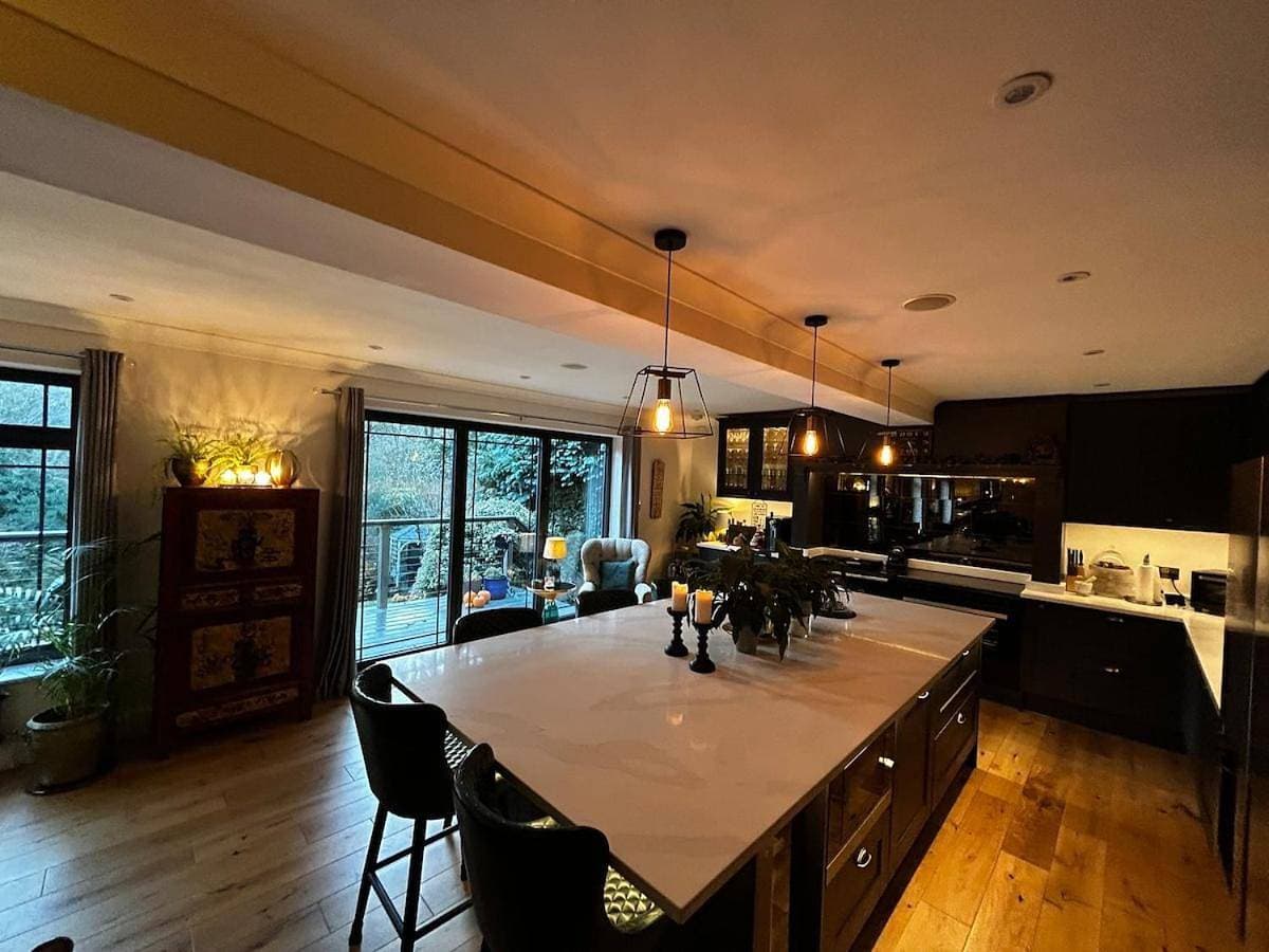 Luxury Surrey Hills 5BR with hot tub, set in woodland 1