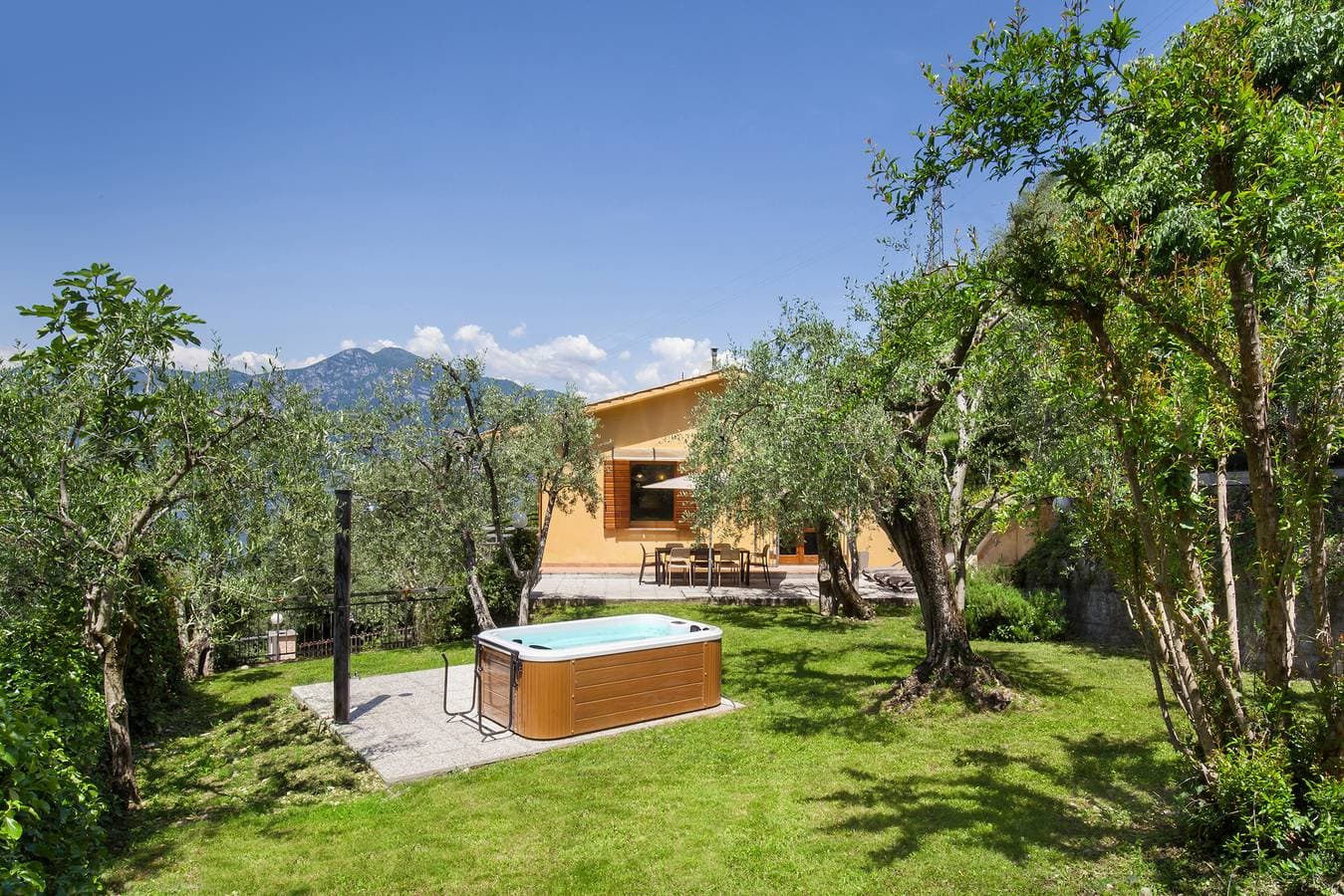 Villa Carducci with lake view 1