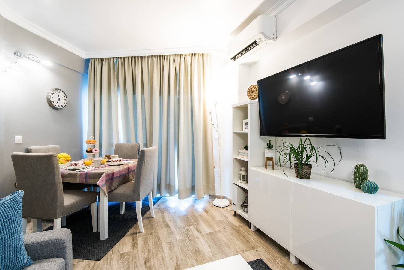 Foto 8 von 44: Klimatisierte Ferienwohnung am Strand mit Balkon, WLAN & herrlichem Ausblick