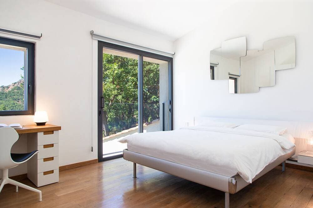 Foto 4 von 30: Wunderschöne zeitgenössische Villa mit Blick in eine grüne Umgebung.